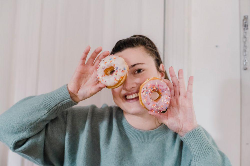5 Zodiak yang Dikenal Gemar Berburu Makanan Enak