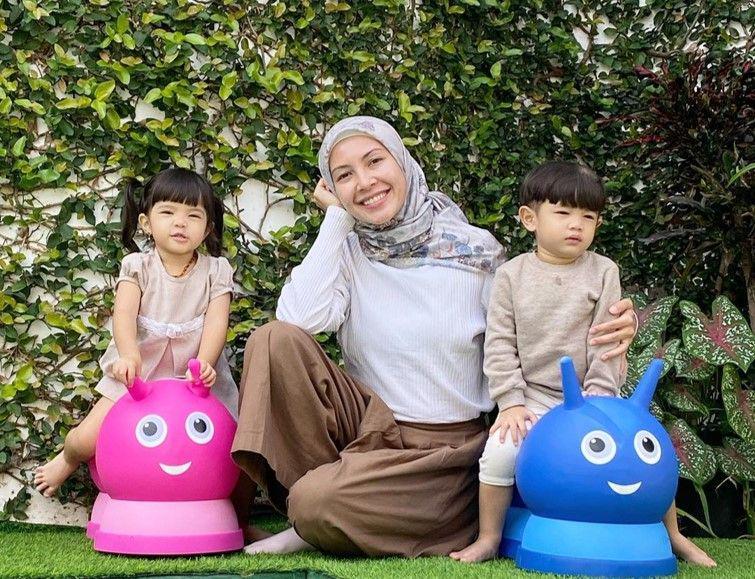 9 Potret Quality Time ala Ratna Galih dan Anak Kembarnya, Kompak Abis!