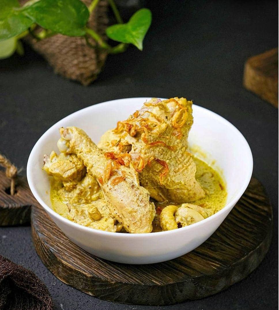 Proses Memasak Opor Ayam dengan Api Kecil