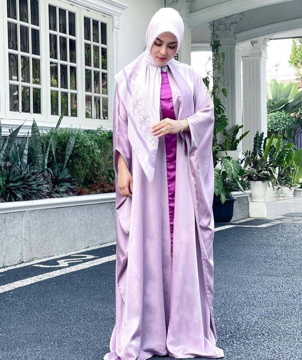 Syahrini (instagram.com/princessyahrini)
