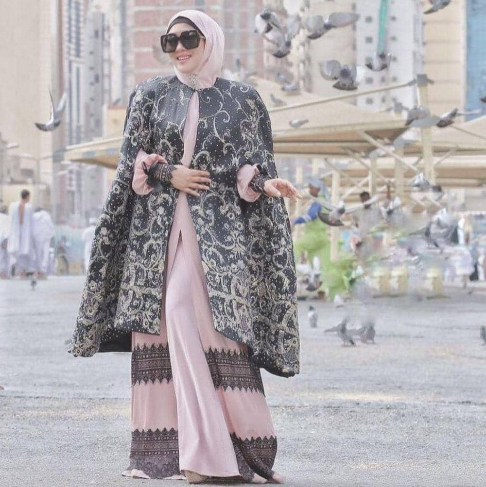 Syahrini (instagram.com/princessyahrini)