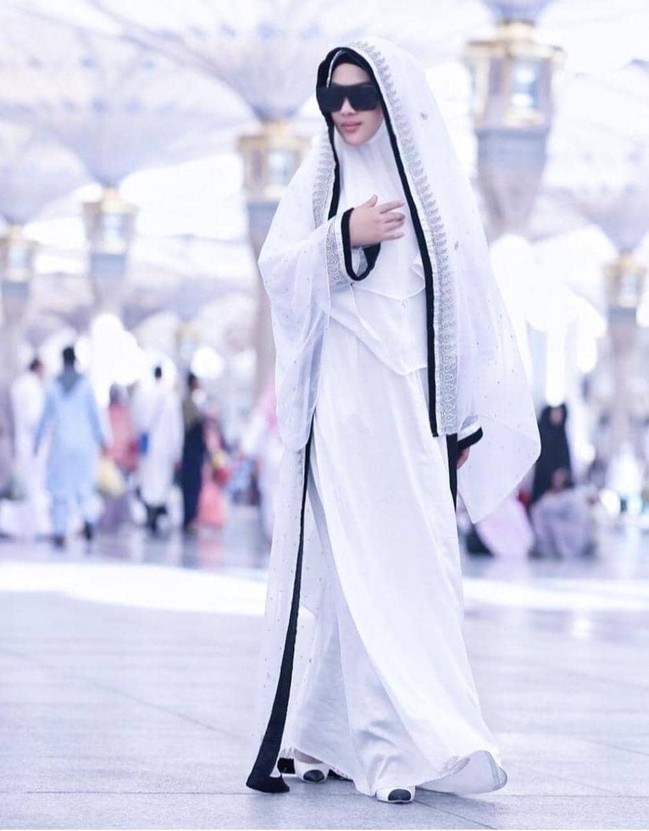 Syahrini (instagram.com/princessyahrini)