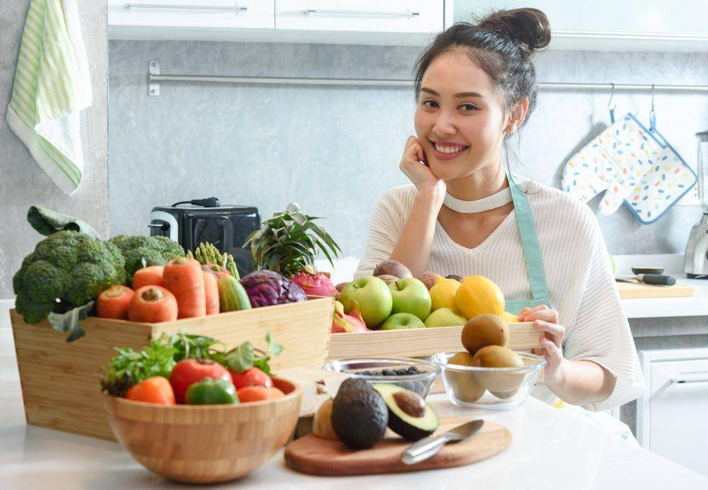 Seorang perempuan sedang menyiapkan hampers buah (Shutterstock/Vasin Lee)