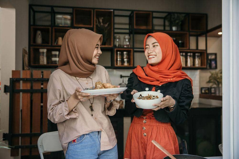 Mengobrol bersama teman (Shutterstock/Odua Images)