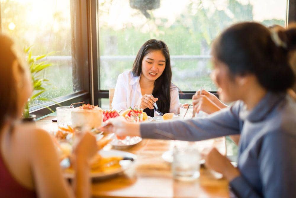 Berkumpul bersama teman (Shutterstock/PreechaB)