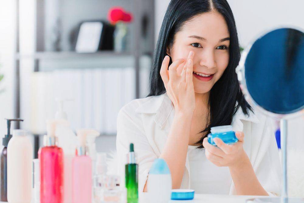 Seorang perempuan memakai skincare (Shutterstock/BUNDITINAY)