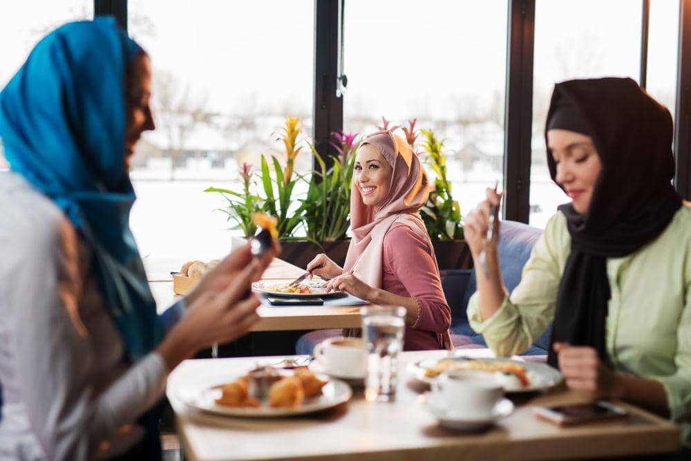 Berbuka puasa bersama teman (Shutterstock/Pavle Bugarski)