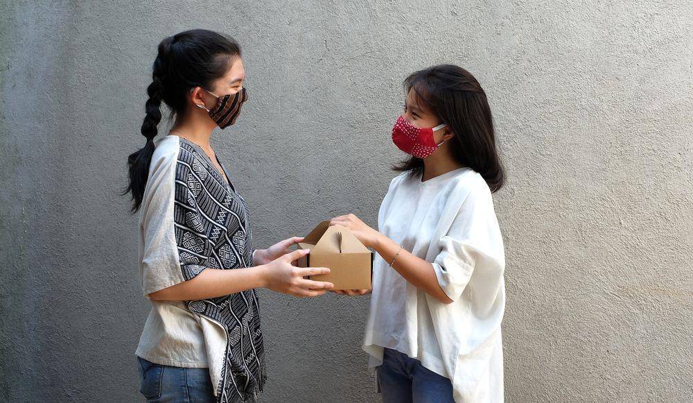 Sekelompok mahasiswa sedang ngobrol (Shutterstock/Tom Wang)
