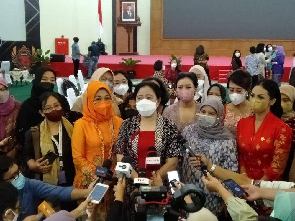 Ketua DPR RI Puan Maharani (tengah) saat ditemui wartawan di Senayan, Jakarta, Jumat (22/4/2022). (dok. Istimewa)