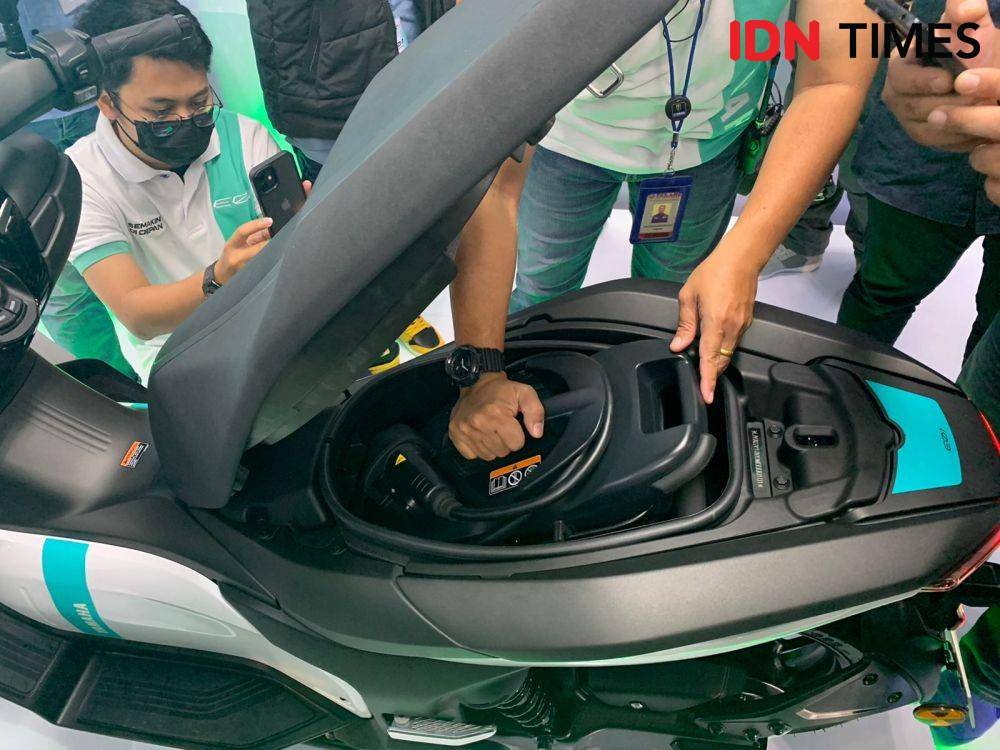 Portable charger Yamaha E01 bisa ditaruh di bawah jok (IDN Times/Fadhliansyah)