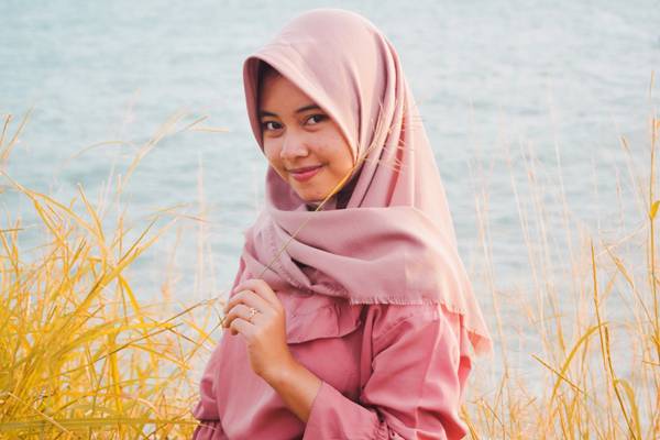 Hijab segi empat sebagai model hijab yang cocok untuk gamis (unsplash.com/yudhisthira)