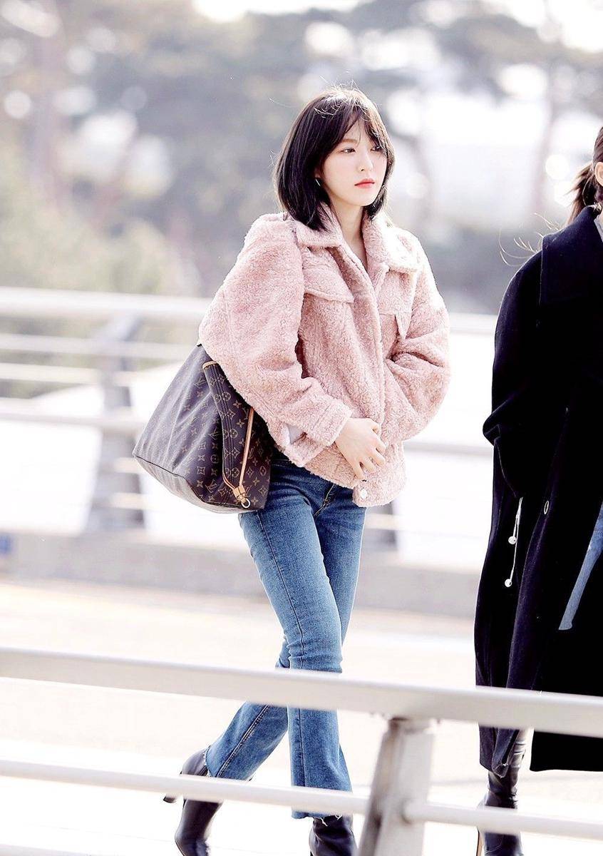 fluffy jacket (twitter.com/Karinaa00480465)