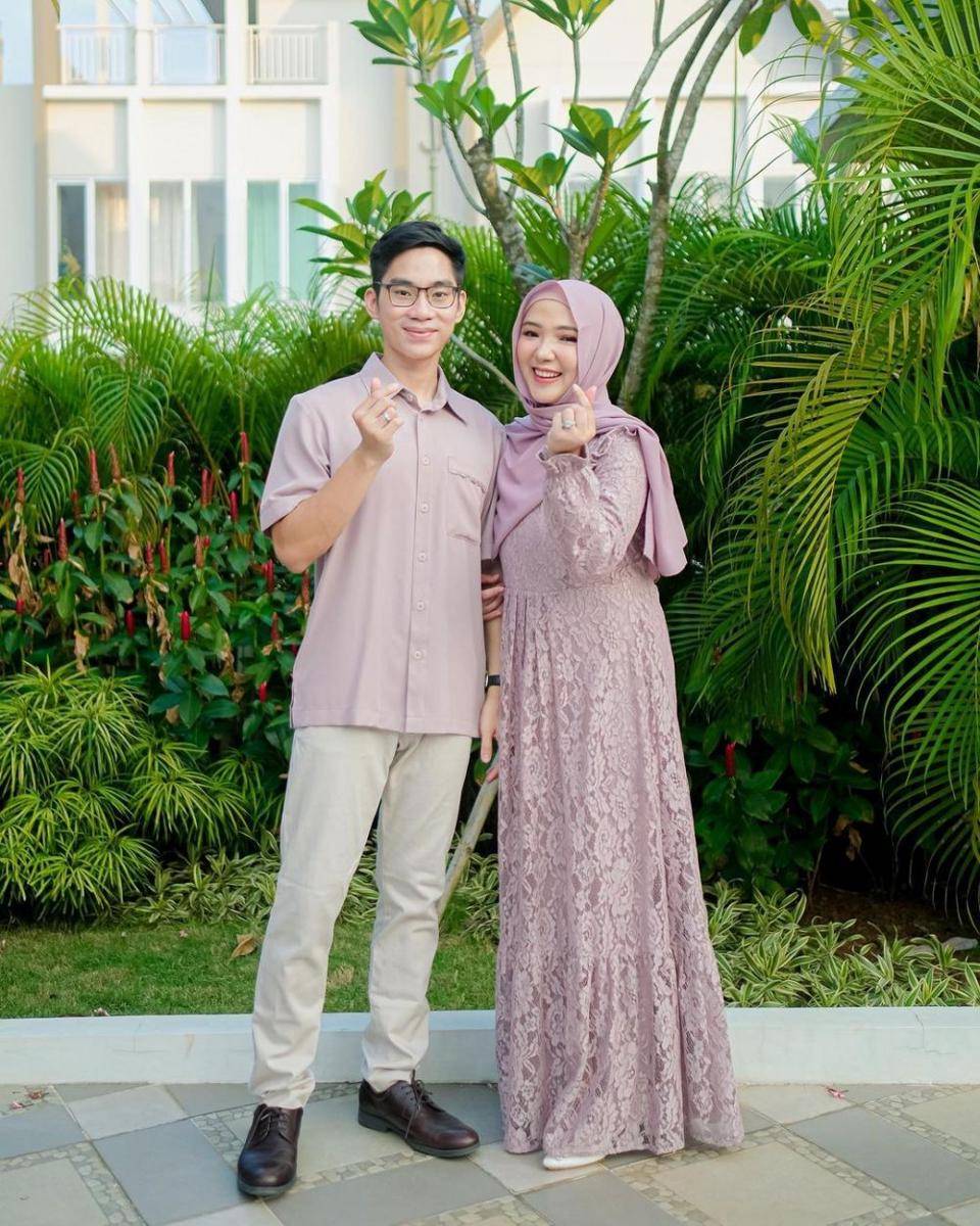 OOTD couple Lebaran warna pastel (instagram.com/ayuindriati)