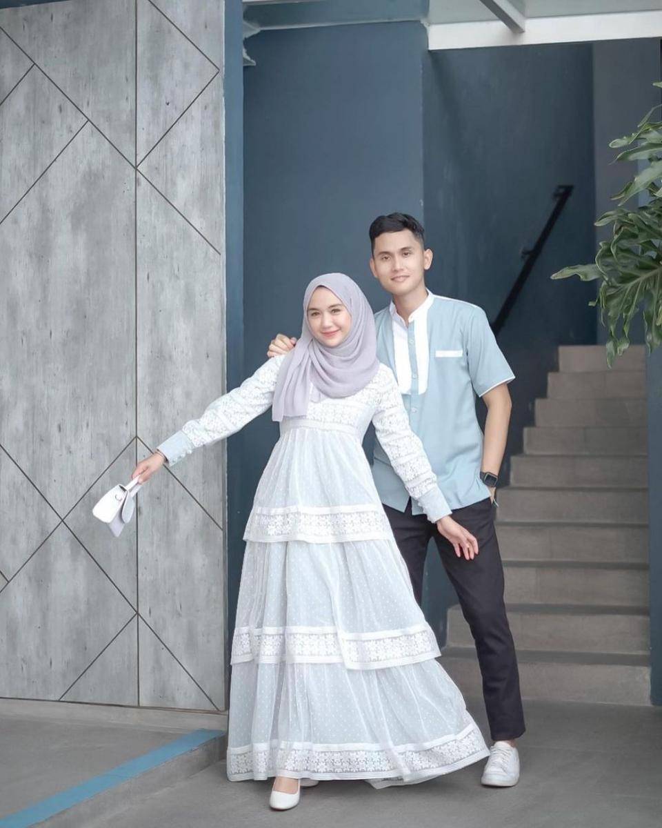 OOTD couple Lebaran warna pastel (instagram.com/aestetika_)
