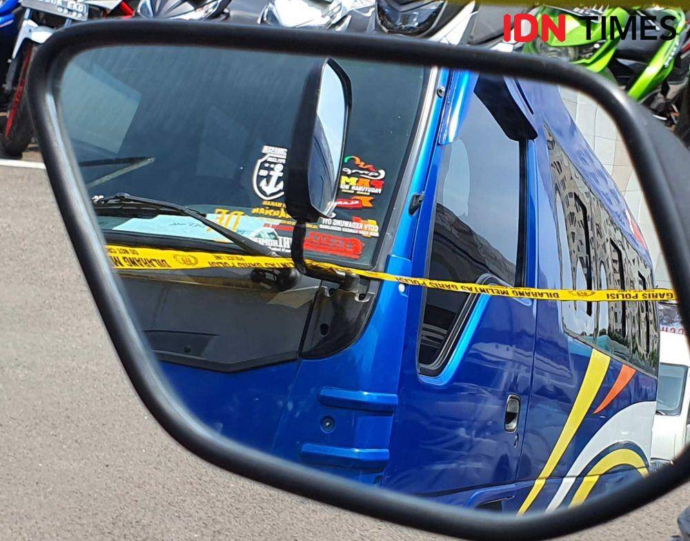 Salah satu kendaraan travel gelap terparkir di Polres Metro Depok, diamankan Satlantas Polres Metro Depok saat mengangkut pemudik lebaran 2021. (IDNTimes/Dicky)