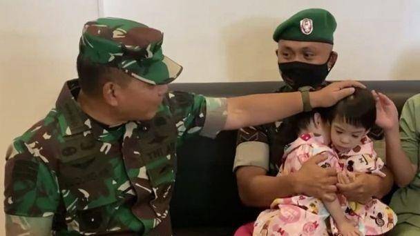 Kepala Staf TNI Angkatan Darat (KSAD) Jenderal Dudung Abdurachman yang menjenguk Joana dan Jovalin ketika berkunjung ke Manado, 11 April 2022 lalu. (ANTARA FOTO)