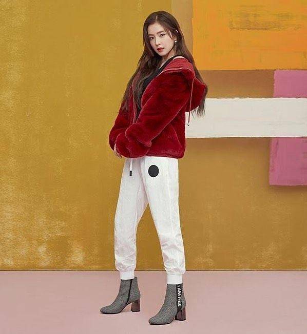 fluffy jacket (instagram.com/redvelvetoutfits)