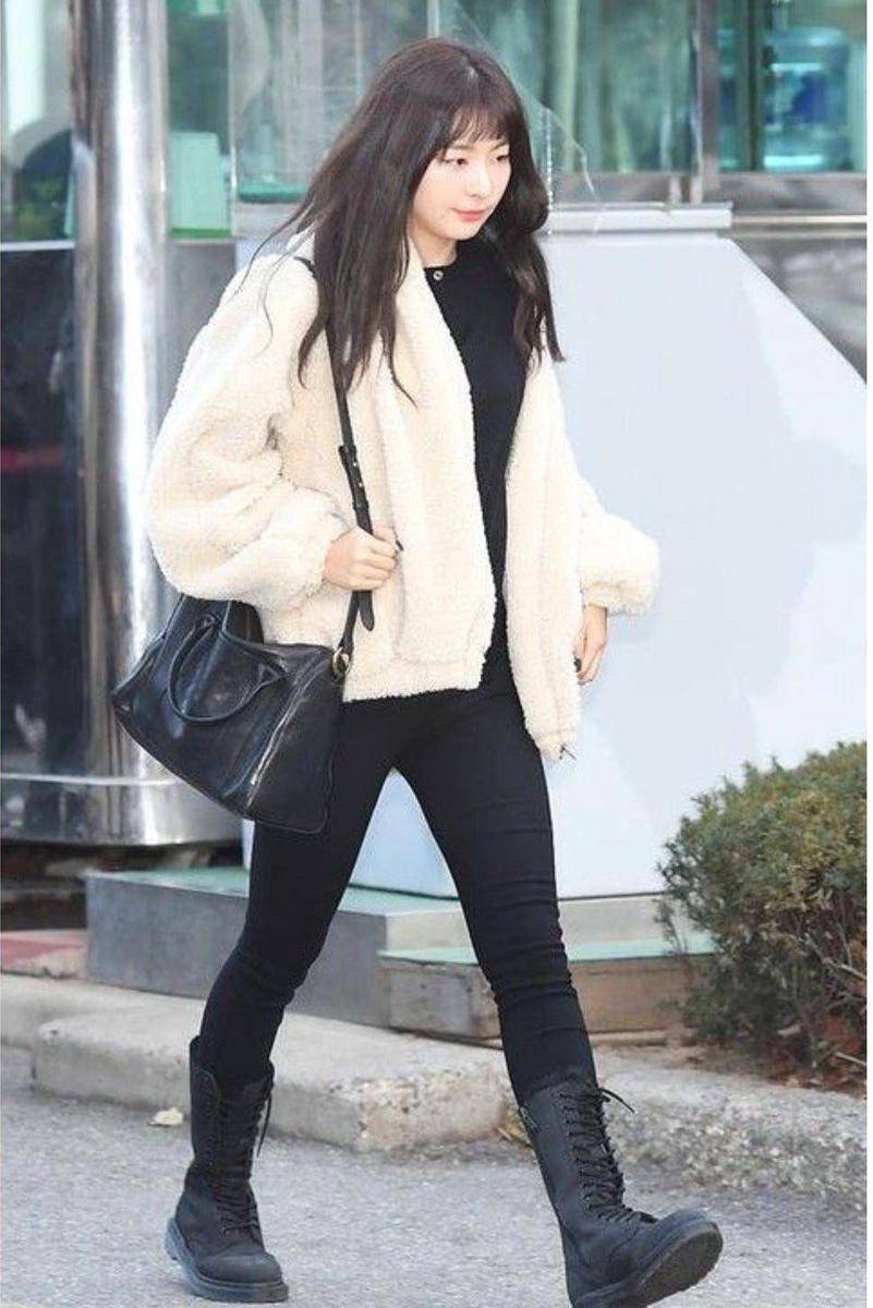 fluffy jacket (instagram.com/redvelvetoutfits)