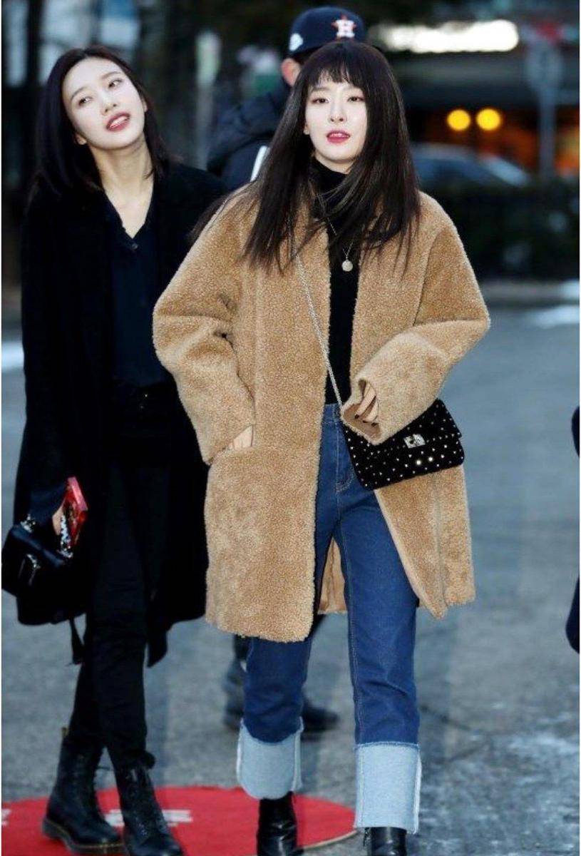 fluffy jacket (instagram.com/redvelvetoutfits)
