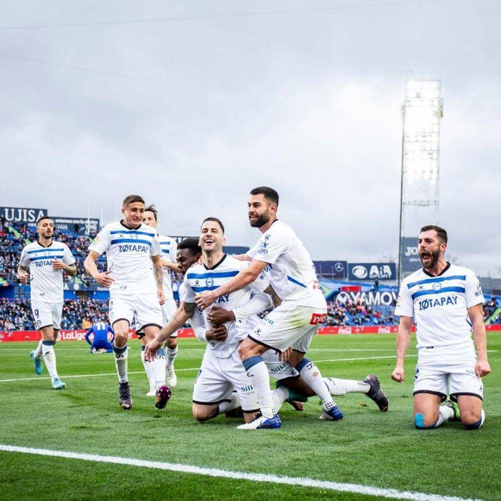 Pemain Alaves sedang merayakan gol di lapangan. (instagram.com/deportivoalaves)