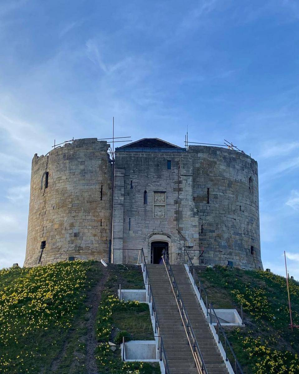 Potret Clifford Tower (instagram.com/exsperienceyorkshire)