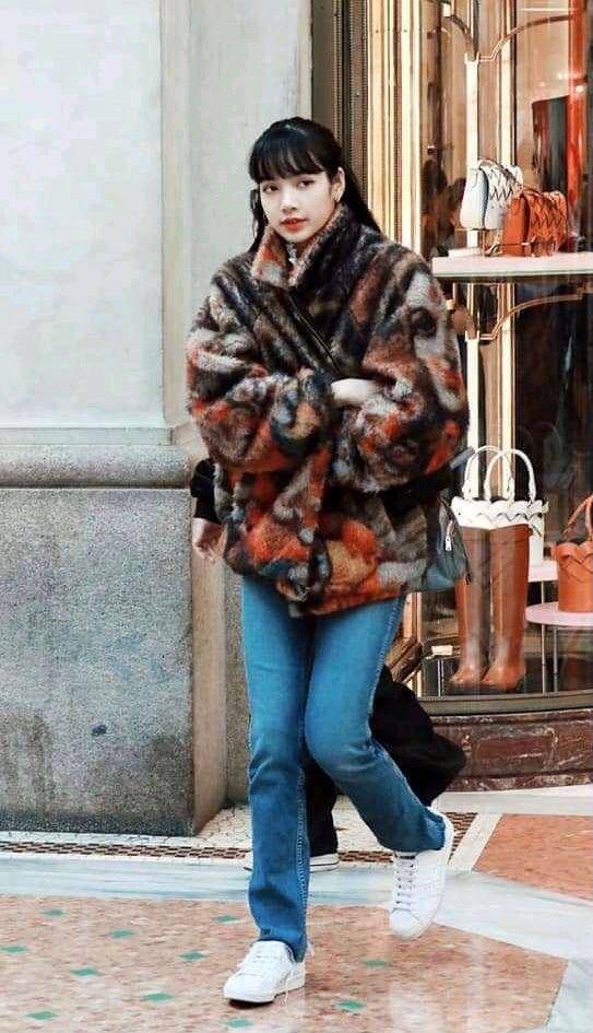 fluffy jacket (twitter.com/Karinaa00480465)