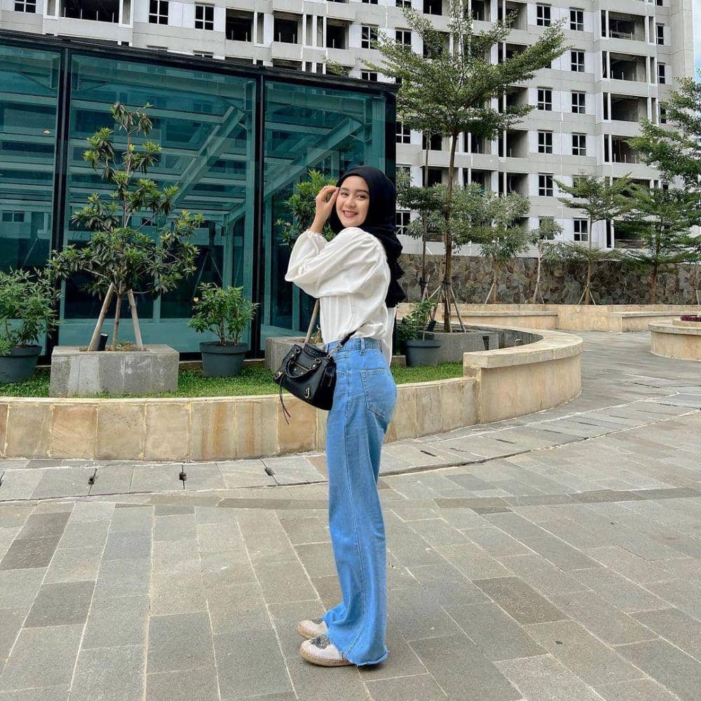 Ide styling hijab hitam ala Alifhia Fitri (Instagram.com/alifhiafitri)