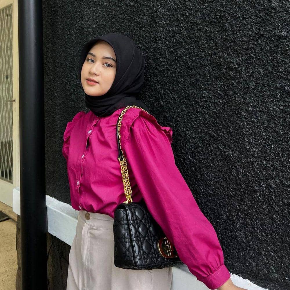 Ide styling hijab hitam ala Alifhia Fitri (Instagram.com/alifhiafitri)