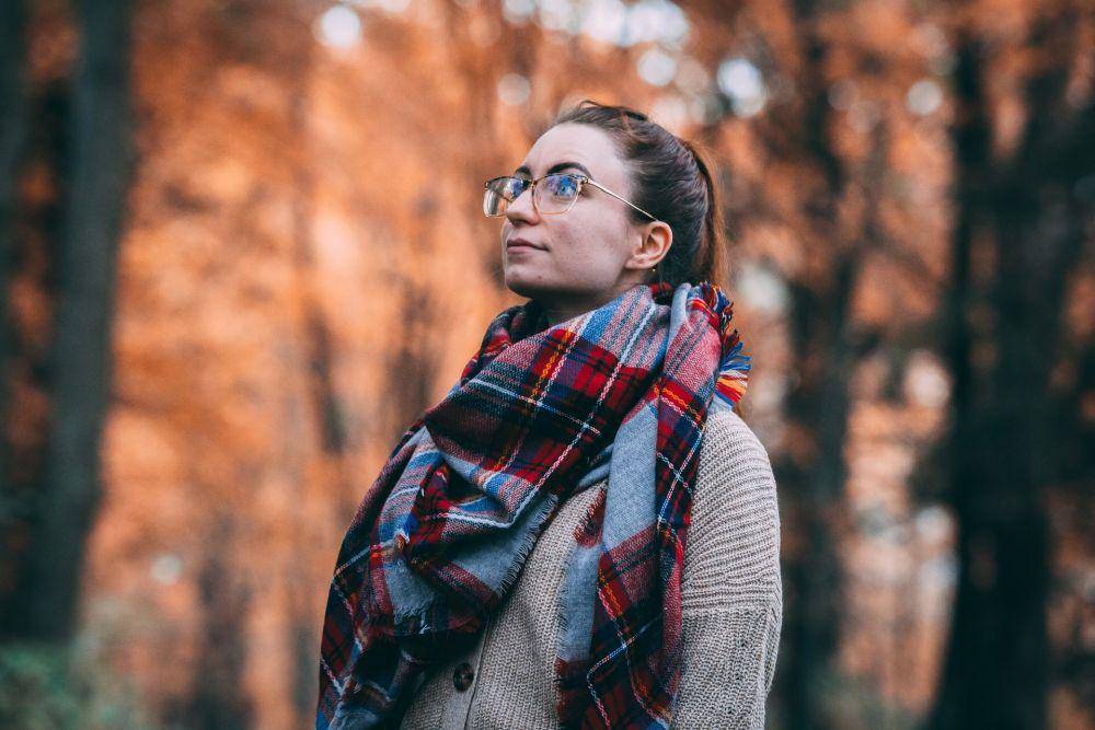 ilustrasi perempuan menatap ke atas (unsplash.com/Alora Griffiths)