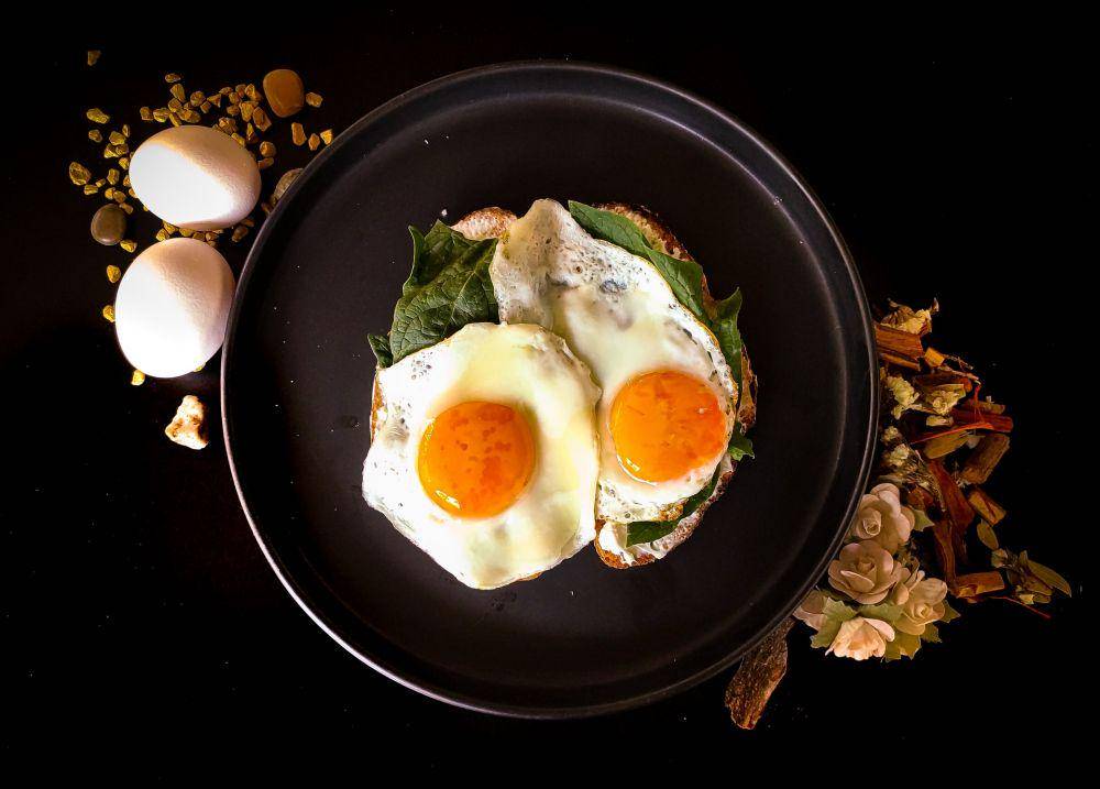 menyeplok telur (unsplash.com/Coffeefy Workafe)