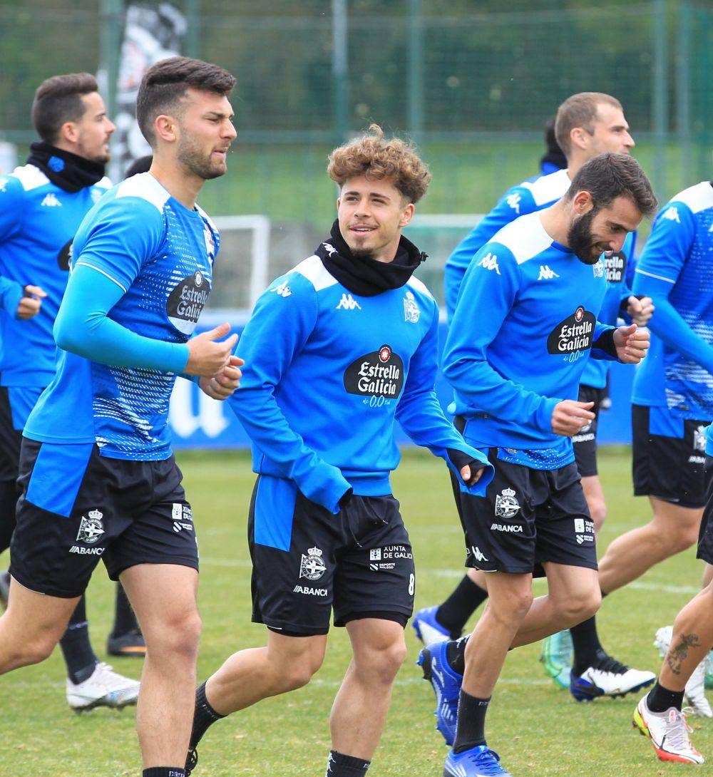 Pemain Deportivo La Coruna berlatih di lapangan. (twitter.com/RCDeportivo)