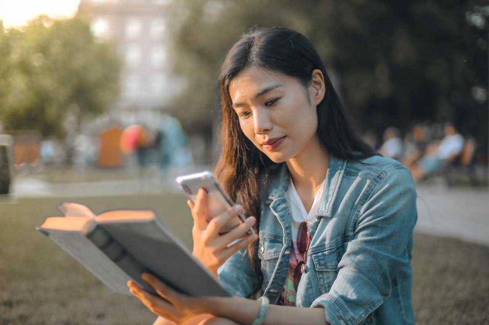 ilustrasi baca buku (pexels.com/Andrea Piacquadio)