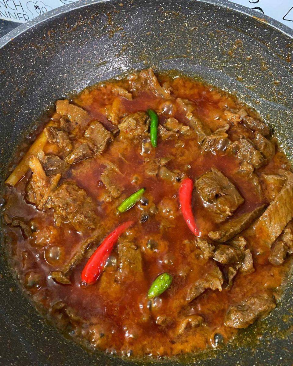 Mengolah daging (instagram.com/aiza.hamdan)