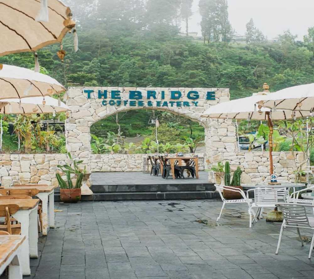5 Alasan Kamu Harus Mengunjungi The Bridge, Cafe Hits di Tawangmangu!