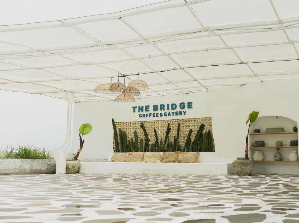 spot estetik The Bridge Coffe & Eatery (instagram.com/thebridgecoffeeeatery)