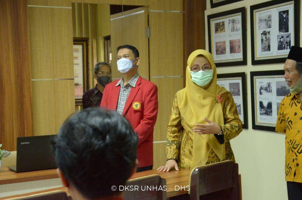 Rektor Universitas Hasanuddin Dwia Aries Tina Pulubuhu dalam acara peresmian Laboratorium Naskah milik Fakultas Ilmu Budaya Universitas Hasanuddin, Kamis 21 April 2022. (Dok. Direktorat Komunikasi Universitas Hasanuddin)