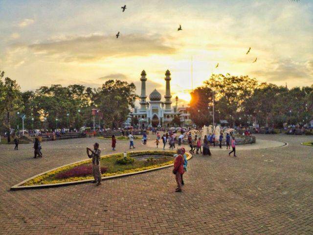 gambar pemandangan di alun-alun Malang (instagram.com/fu.abdullah)