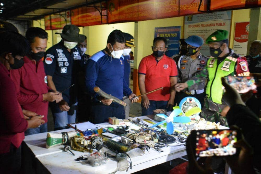Petugas gabungan dari Lapas Kelas I Madiun, TNI, kepolisian, dan BNN menggelar barang yang disita dari blok hunian warga binaan Lapas Kelas I Madiun Dok.IDN Times/Istimewa