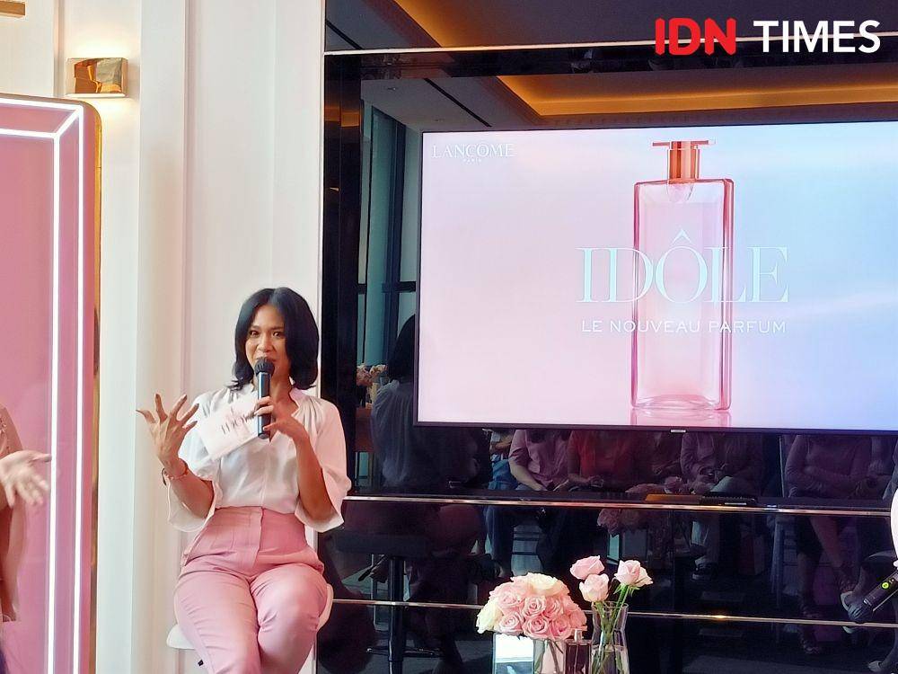 Rieska Lidiani selaku Lancôme Senior Education Manager dalam acara peluncuran LANCÔME IDÔLE di indonesia. 21 April 2022. (IDN Times/M. Tarmizi Murdianto)