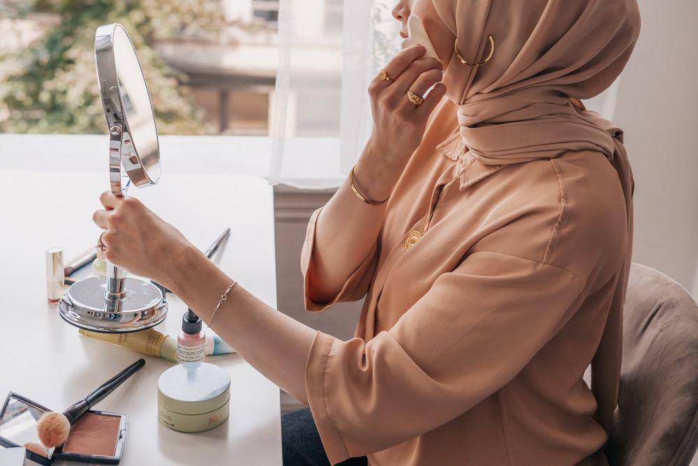 ilustrasi seseorang saat memakai makeup (pexels.com/PNW Production)