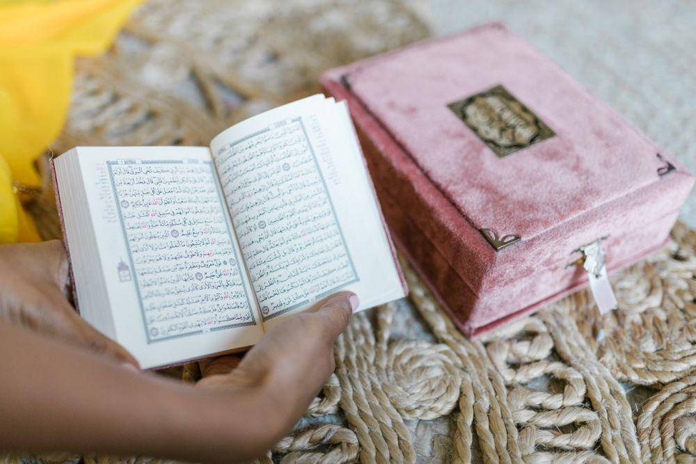ilustrasi memegang Al-Qur'an (pexels.com/RODNAE Productions)