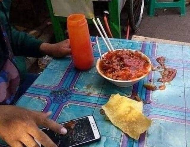 10 Momen tak Terduga saat Makan Bakso, Pengin Ketawa Tapi Kasihan!