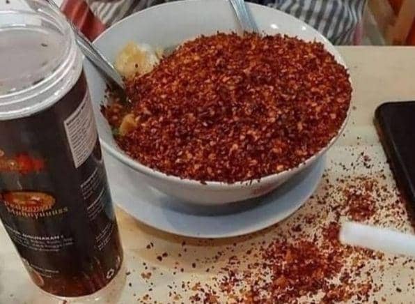 momen gak terduga saat makan bakso (twitter.com/txtdariwarung)