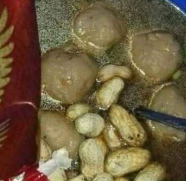 momen gak terduga saat makan bakso (instagram.com/humorsantuy)