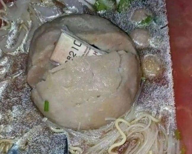 momen gak terduga saat makan bakso (instagram.com/humorsantuy)