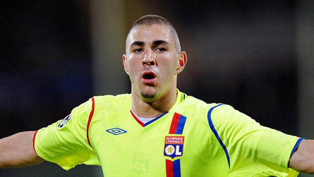 potret Karim Benzema berseragam Lyon (skysports.com)