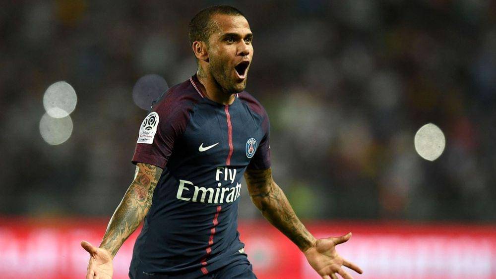 potret Dani Alves berseragam PSG (skysports.com)
