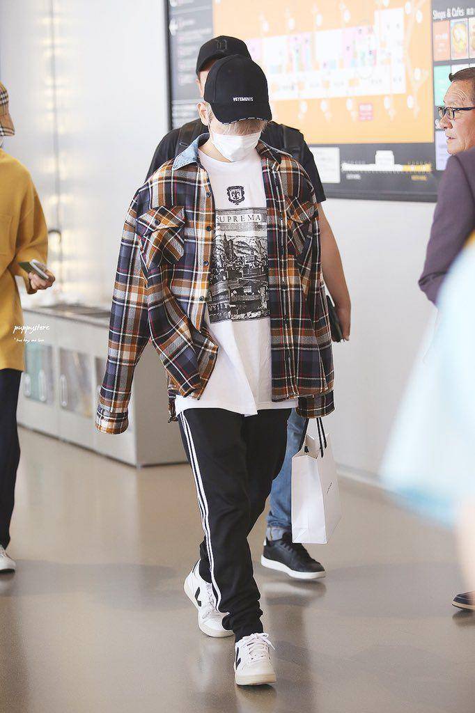 kemeja member EXO (twitter.com/takkitsuha)