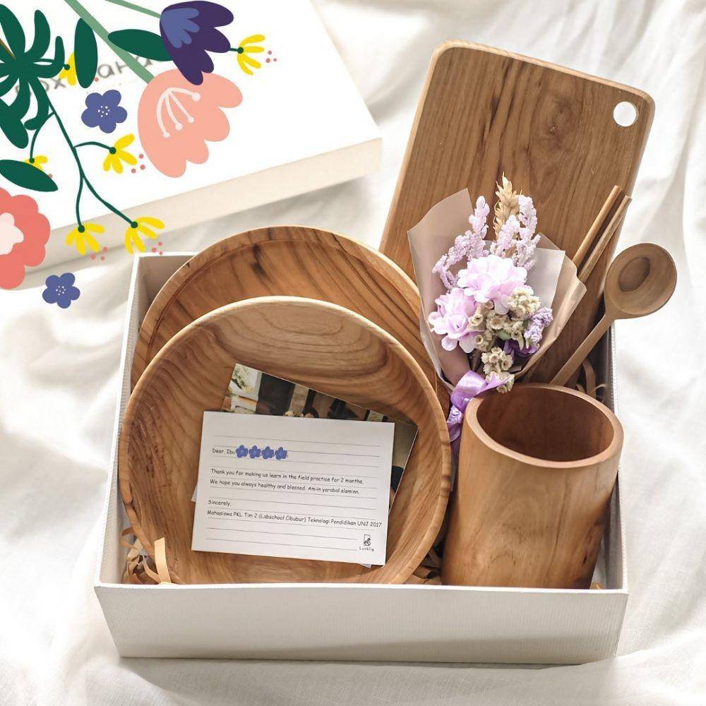 Hampers Lebaran peralatan makan berbahan kayu. (Instagram.com/lucklig)
