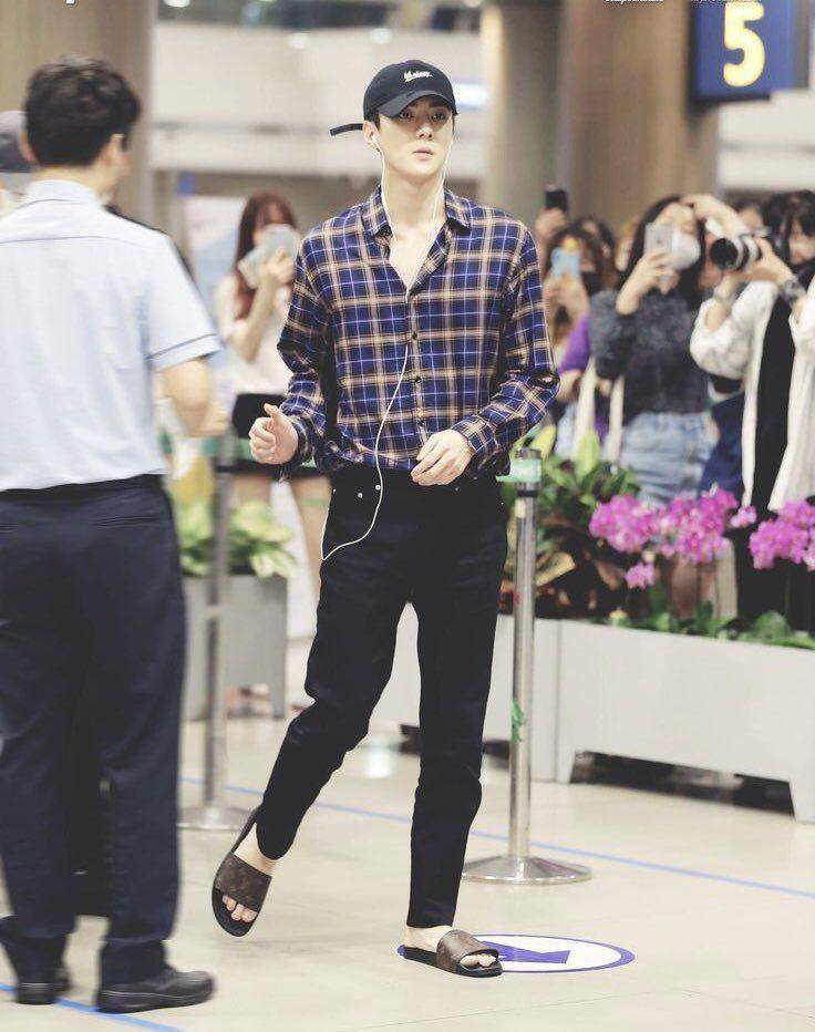 kemeja member EXO (twitter.com/thedailynoona)